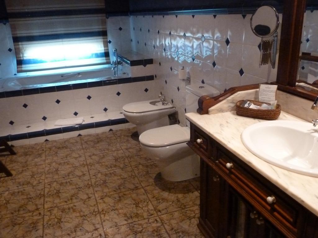 Hotel H Con Encanto Binéfar Стая снимка