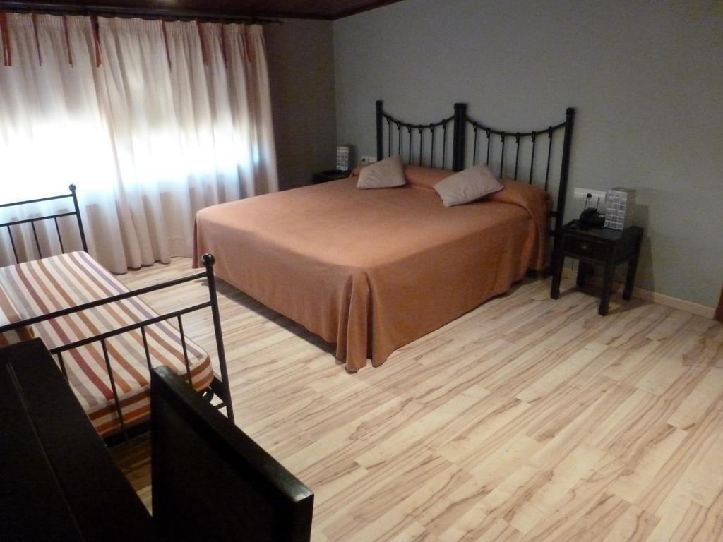 Hotel H Con Encanto Binéfar Стая снимка