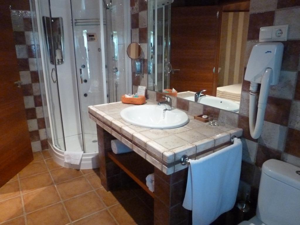 Hotel H Con Encanto Binéfar Стая снимка