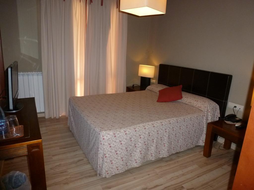 Hotel H Con Encanto Binéfar Стая снимка