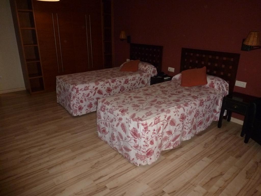 Hotel H Con Encanto Binéfar Стая снимка